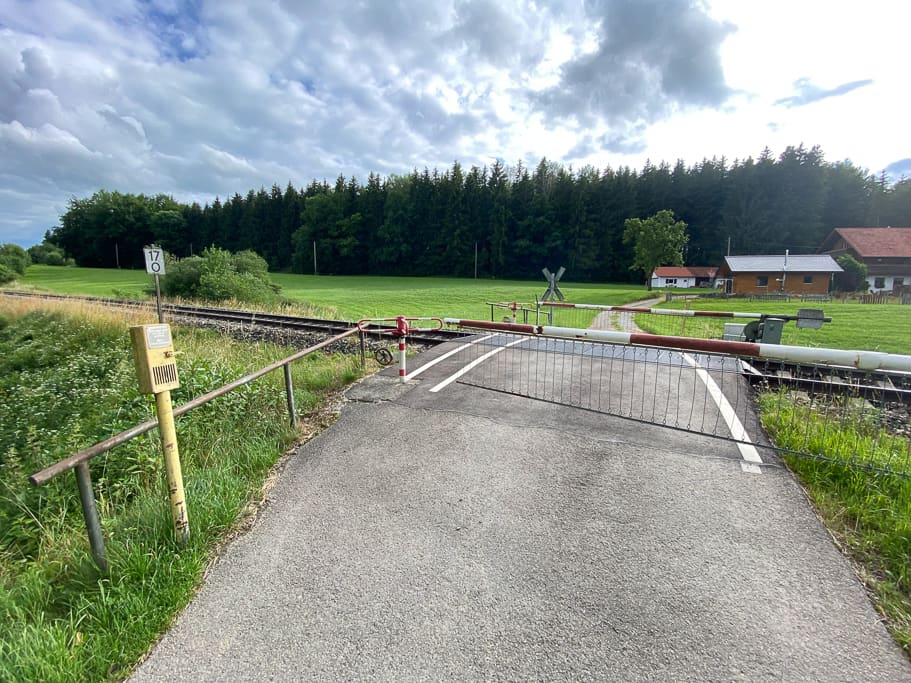 Burgus Hörensberg und der Bahnübergang Schorenmoos<br />(Dietmannsried - Oberallgäu / 2021)