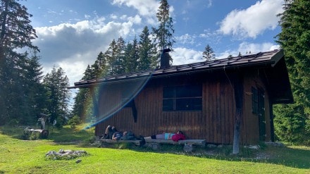 Ammergauer Berge: Hütte mit Bank (Plansee)