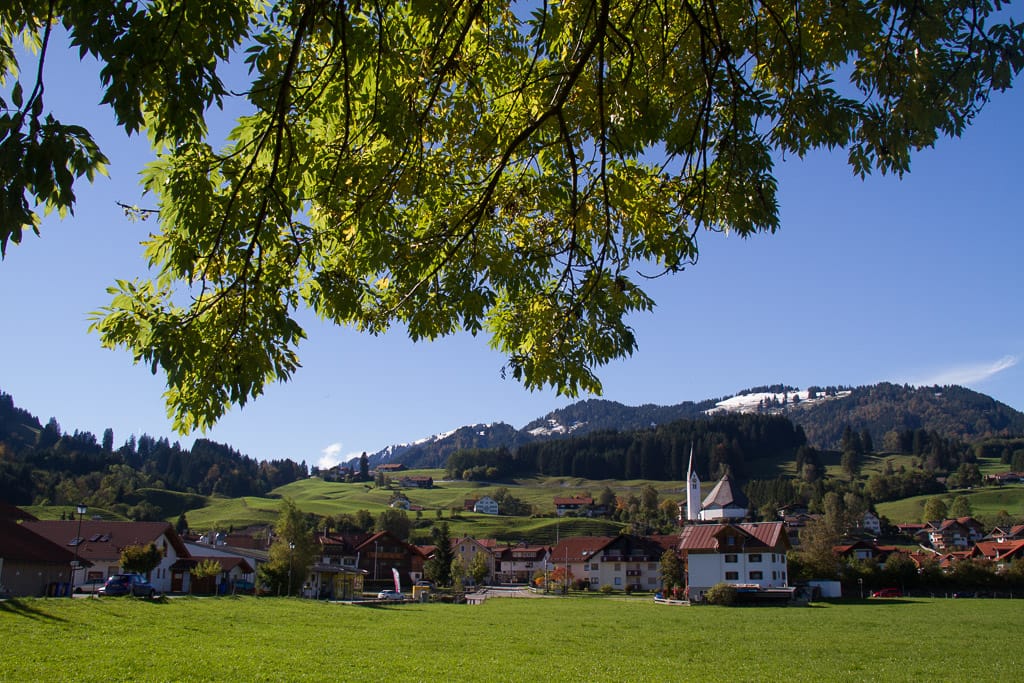 Die Burgruine Fluhenstein und die Weinberghöhe bei Sonthofen<br />(Sonthofen - Oberallgäu / 2013)