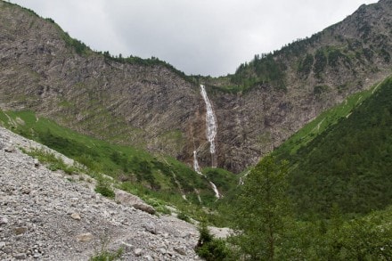 Der 50m hohe Wasserfall Bergaicht am Vilsalpsee