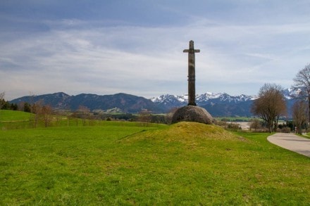 Ostallgäu: In Nagelfluhfelsen eingelassenes Steinkreuz (Schwangau)