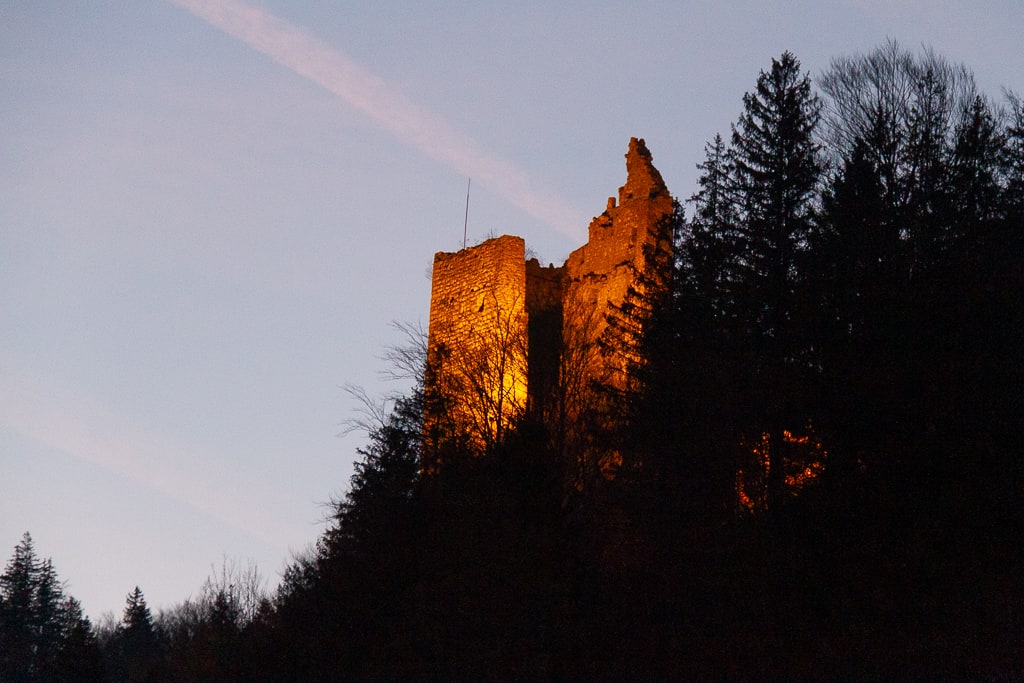 Burg Vilsegg – Der Burgfelsen mit dem Bergfried aus südwestlicher Richtung<br />(Pfronten - Oberallgäu / 2019)