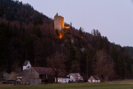 Oberallgäu: Burg Vilsegg – Der Burgfelsen mit dem Bergfried aus südwestlicher Richtung (Pfronten)
