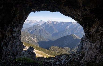 Tirol: Höhle vor der dem Westgipfel und Torbogen am Hauptgipfel (Plansee)