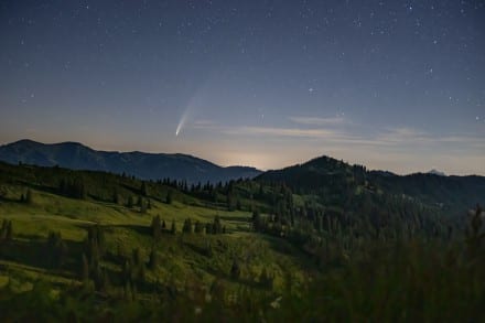 Oberallgäu: Komet Neowise über der Nagelfluhkette (Grasgehren)