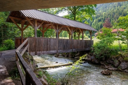 Ostallgäu: Gedeckte Holzbrücke über die Steinacher Ache (Pfronten)