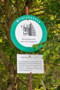 Info: Wildruhezone<br/>Verbot für Mountainbiker<br/>Respekt Tiere<br/>Hunde an die Leine